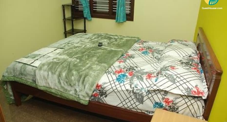 Well-appointed room for 3, 950 m from Rose Garden, Ooty 2