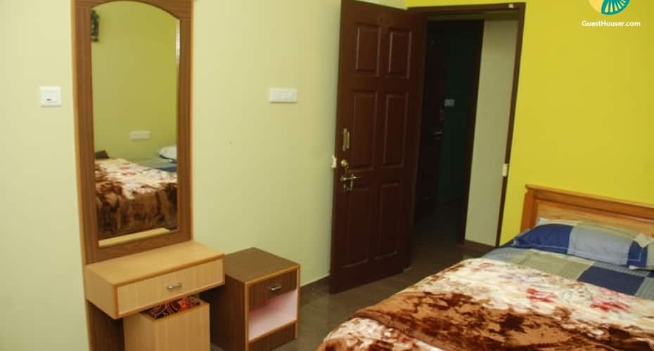 Well-appointed room for 3, 950 m from Rose Garden, Ooty 3