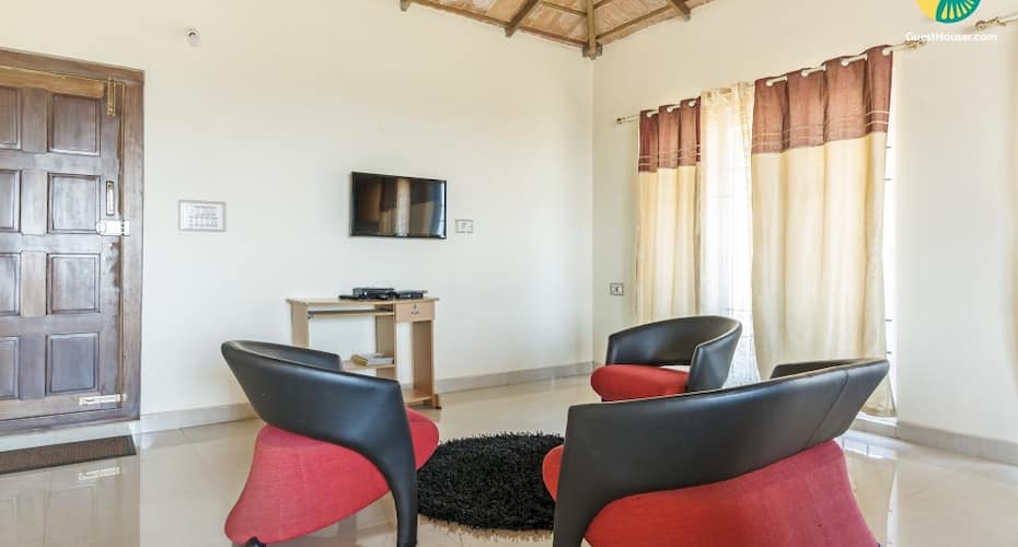 Well-appointed retreat for 2, 1.4 km from Madikeri Fort, Madikeri 4