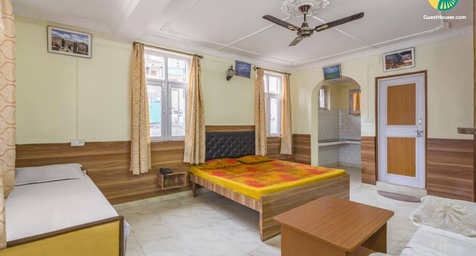 Hillside accommodation for friends, 600 m from Tibetan Museum, Dharamshala 3