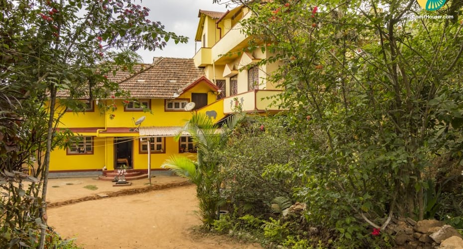 Vibrant homestay for 8, 1.9 km from Raja's Tomb, Madikeri 1