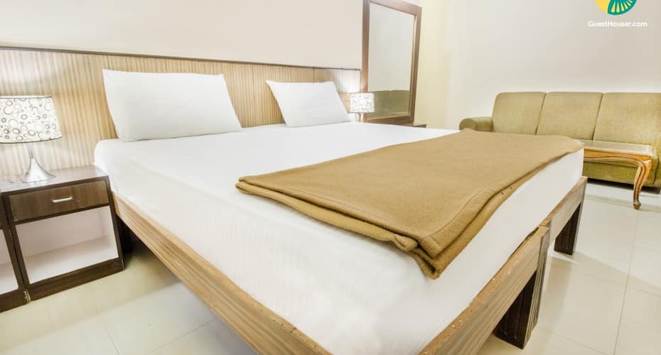 Stylish room for 3, close to Hawa Mahal, Jaipur 1