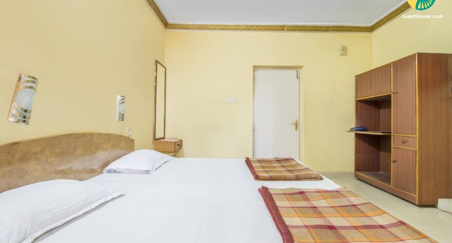 Capacious room for 3, close to City Palace, Jaipur 3