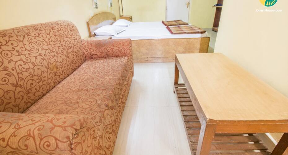 Capacious room for 3, close to City Palace, Jaipur 4