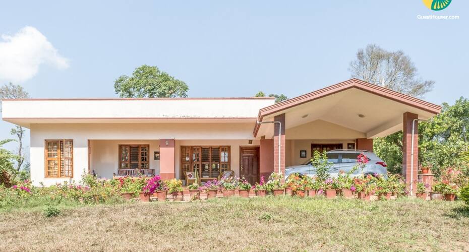 Cheerful 2-BR stay, 1 km from Madikeri Fort, Madikeri 4