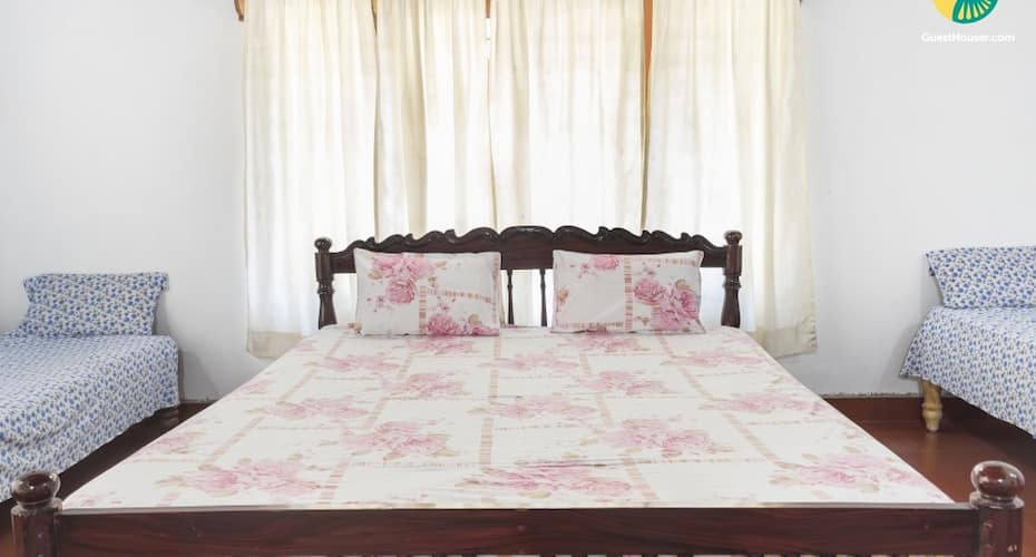 Private room in a traditional homestay for friend groups, Madikeri 3