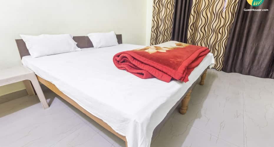 Private room for backpackers, 3.3 km from Hawa Mahal, Jaipur 1