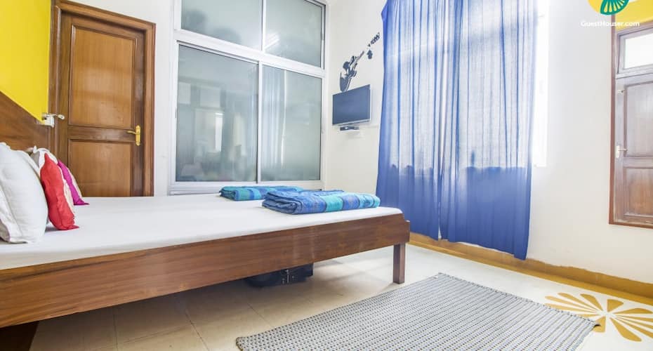Well-appointed room for people on a shoestring budget, Jaipur 1