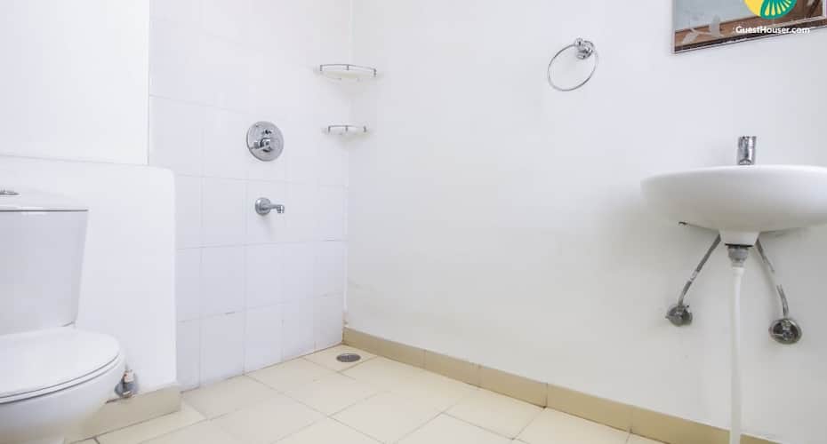 Well-appointed room for people on a shoestring budget, Jaipur 4