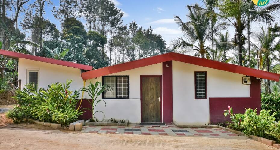 An idyllic stopover with a pool, ideal for a large group, Madikeri 1