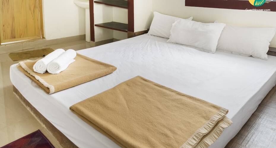 An idyllic stopover with a pool, ideal for a large group, Madikeri 3