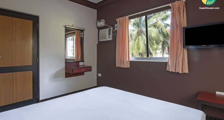 Serene room with a balcony, Goa 3