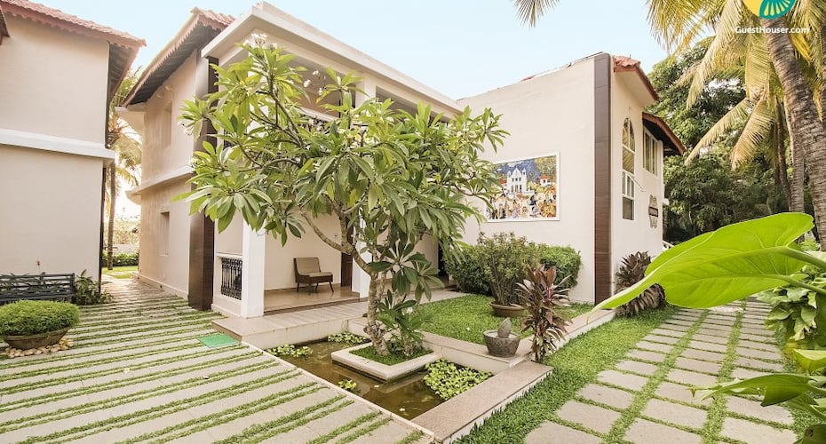 Dainty room in a stay with a pool, 350 m from Candolim Beach, Goa 1