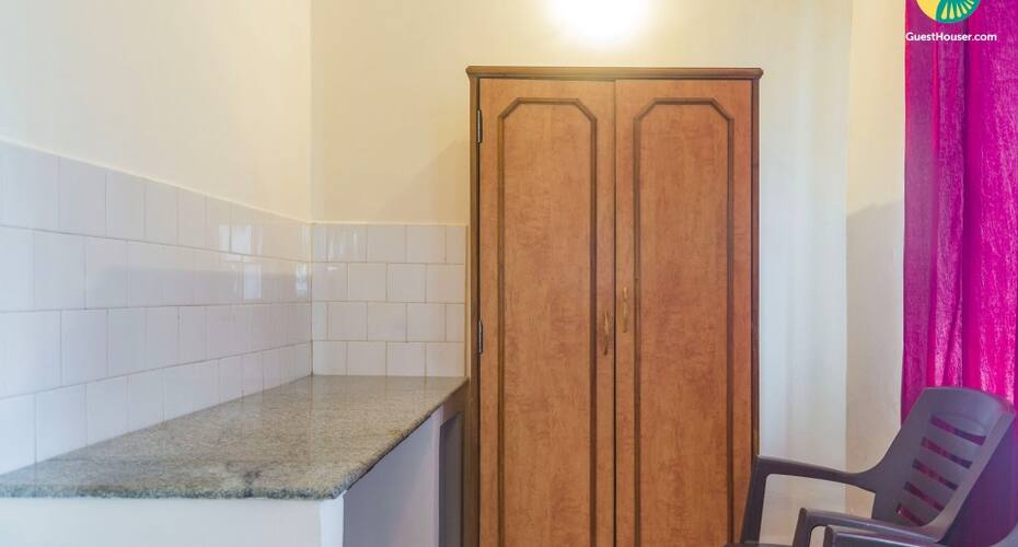 Spacious room with a pool, perfect for backpackers, Goa 2