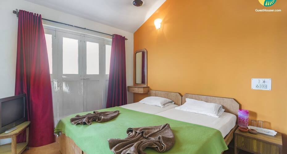 Spacious room with a pool, perfect for backpackers, Goa 3