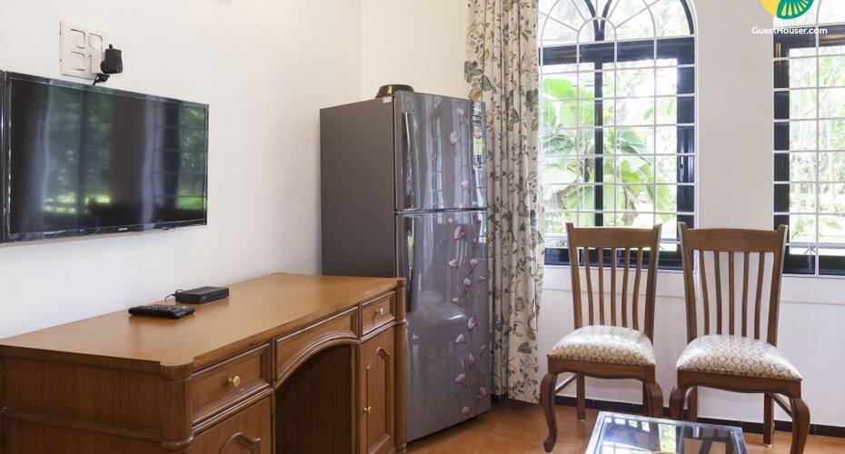 Family room in a villa with a pool, 900 m from Candolim Beach, Goa 3