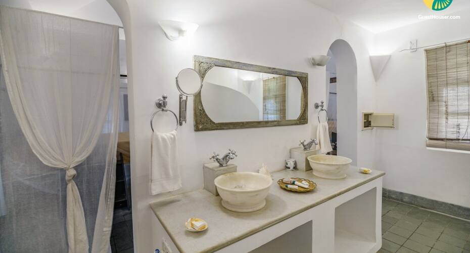 Quaint room for pet lovers, 1.2 km from Morjim Beach, Goa 4