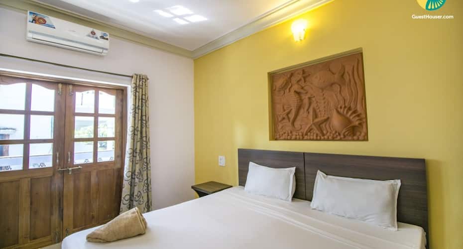 Well-furnished guest house room, 260 metres from Candolim beach, Goa 3