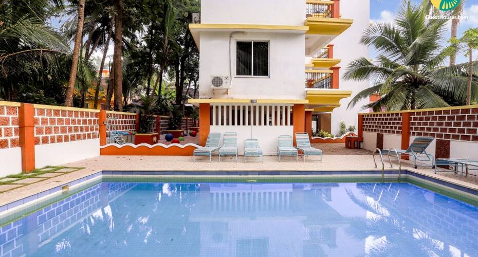 Single room in a vibrant apartment with an expansive pool, Goa 3