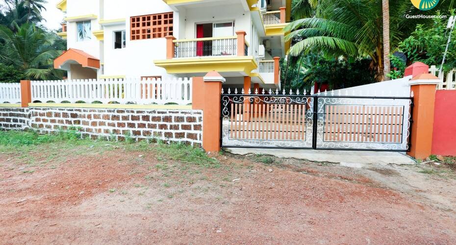 Single room in a vibrant apartment with an expansive pool, Goa 4