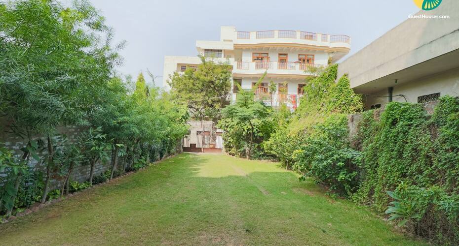 Homely abode with a well-tended lawn, Jaipur 1