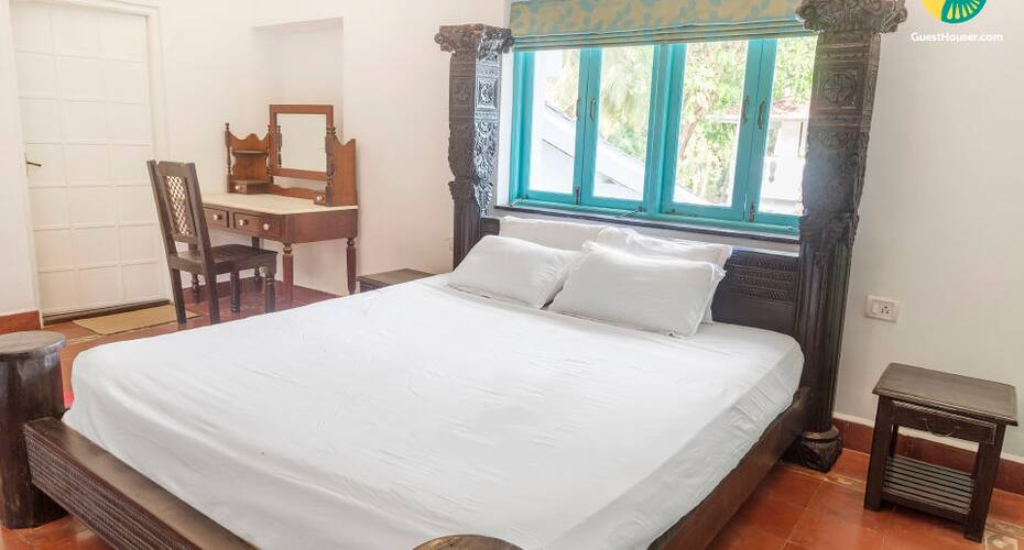 Palatial cottage room with pool for a couple on the Divar island, Goa 3