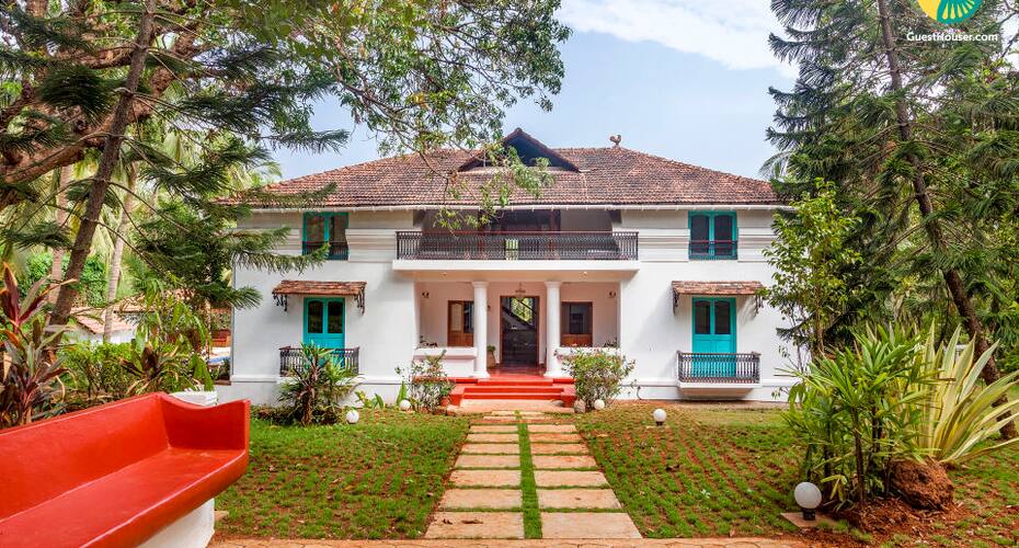 Palatial cottage room with pool for a couple on the Divar island, Goa 4