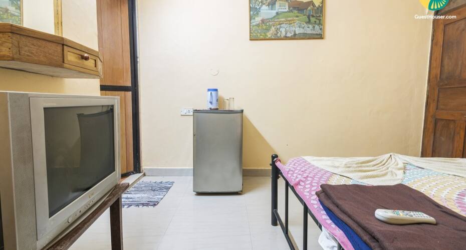 Cosy single room accommodation, 2.7 km away from Calangute Beach, Goa 3
