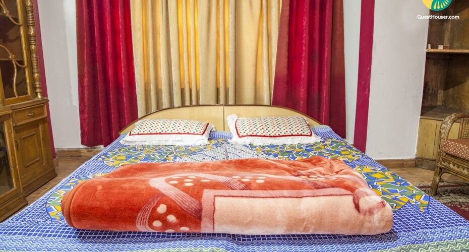Restful stay for backpackers with a hilly view, Shimla 2
