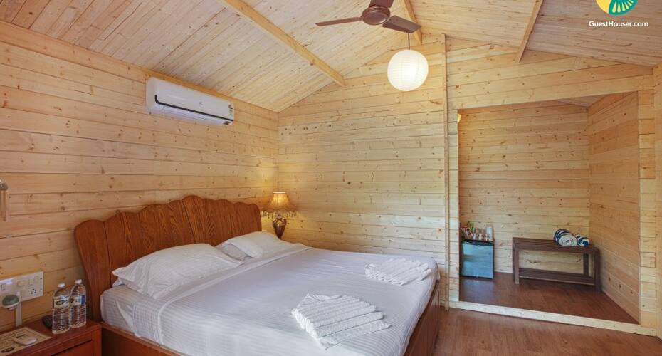 Beach-facing cottage with pool, 800 m from Morjim Beach, Goa 1