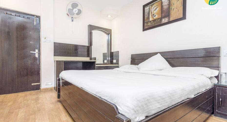 Restful abode for a couple, 2 km from Tsug La Khang, Dharamshala 1