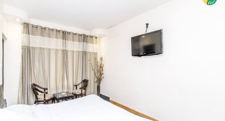 Restful abode for a couple, 2 km from Tsug La Khang, Dharamshala 4