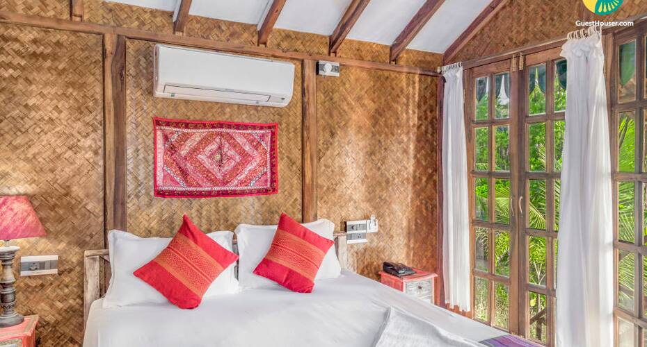 Quaint wooden cottage for two, close to Calangute Beach, Goa 1