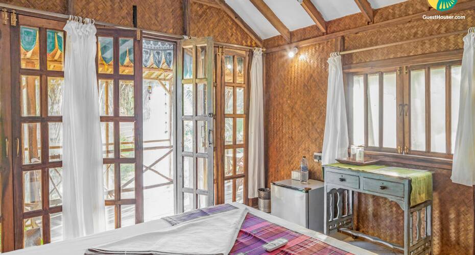 Quaint wooden cottage for two, close to Calangute Beach, Goa 4
