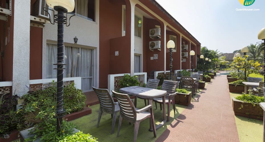 Private room in a cosy B&B with pool, close to Anjuna beach, Goa 2