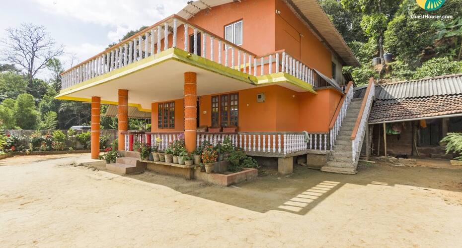 Comfy 3-BR stay for a group vacation, 1 km from Raja's Seat, Madikeri 1
