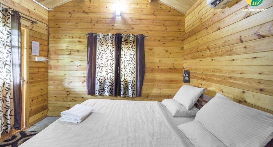 A romantic wooden cottage, 2.1 km from Arambol Beach, Goa 3