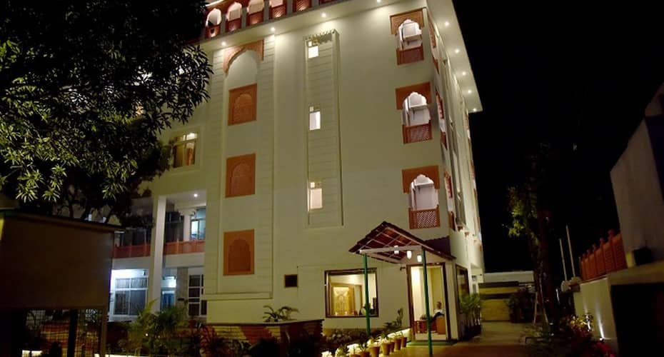 https://imgcld.yatra.com/ytimages/image/upload/t_hotel_yatra_details_desktop/v1507021700/Hotel/Jaipur/00102380/Facade_Image_iI2GPA.jpg