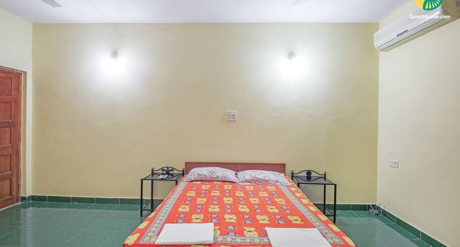 Modest room for 3, 1.1 km from Candolim Beach, Goa 5