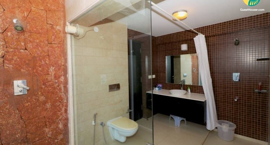 Lavish 4-BR villa with a private pool, 1 km from Candolim Beach, Goa 5