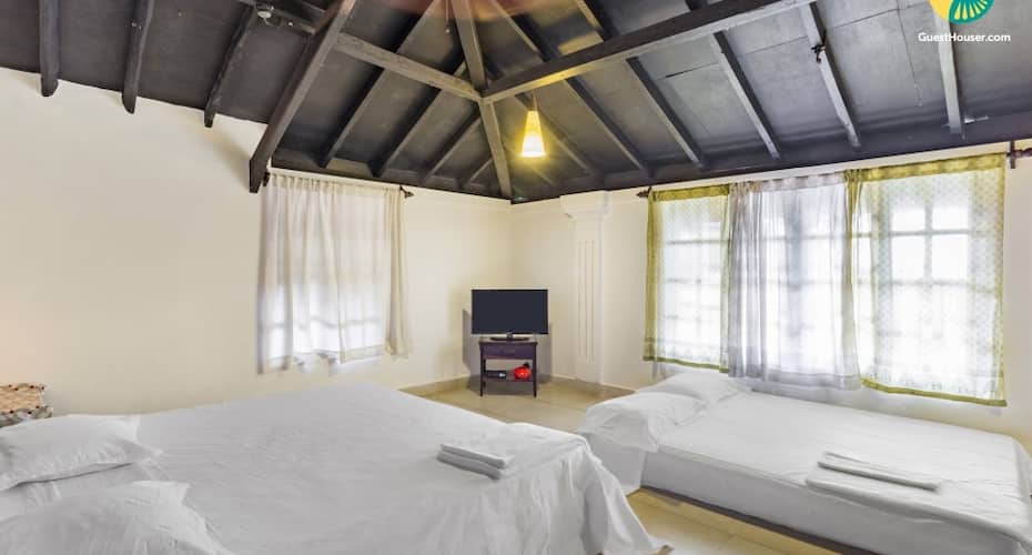 Rustic 4-bedroom villa for group getaways, 1.5 km from Cafe Mambos, Goa 5