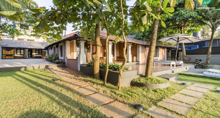 Rustic 4-bedroom villa for group getaways, 1.5 km from Cafe Mambos, Goa 1
