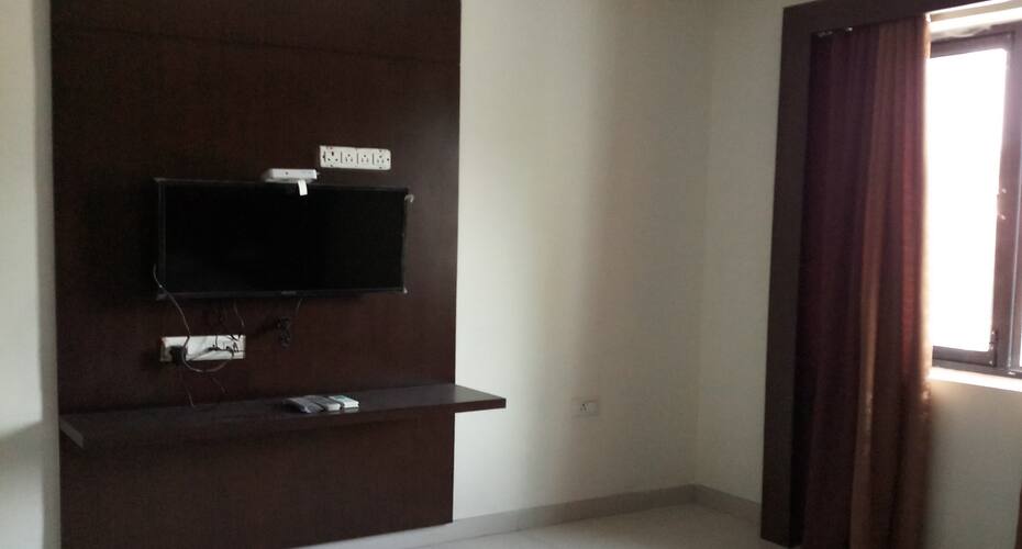 Ranikhet Tourist Hotel, Haldwani 3