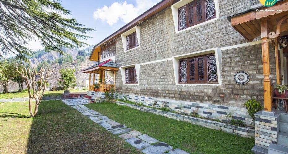 Stately 3-BR cottage for nature lovers, close to an art gallery, Manali 1