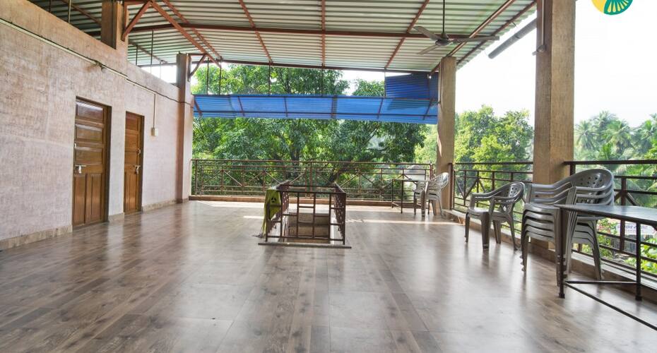 Capacious room for backpackers, 1.5 km from Nagaon Beach, Alibaug 5