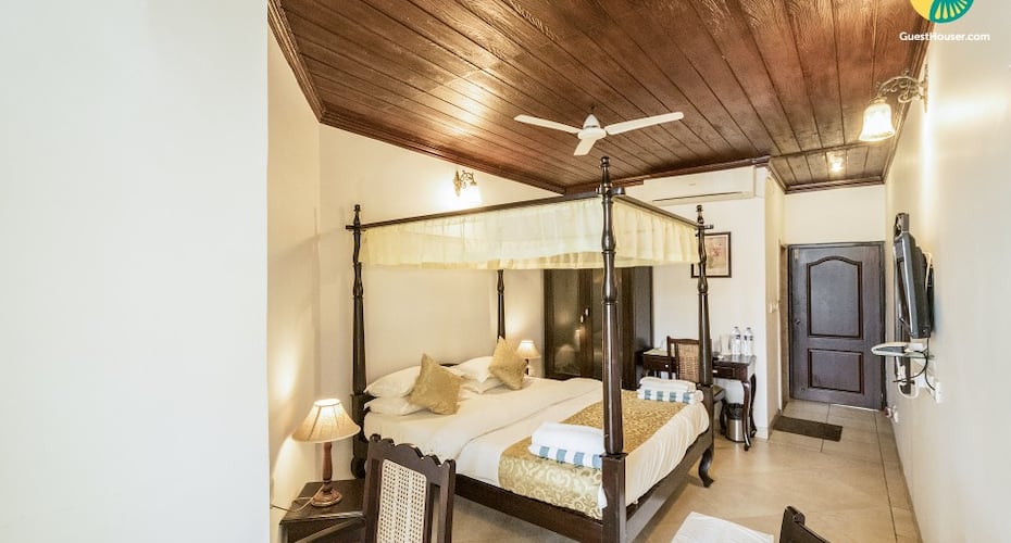 Dainty room in a stay with a pool, 350 m from Candolim Beach, Goa 5