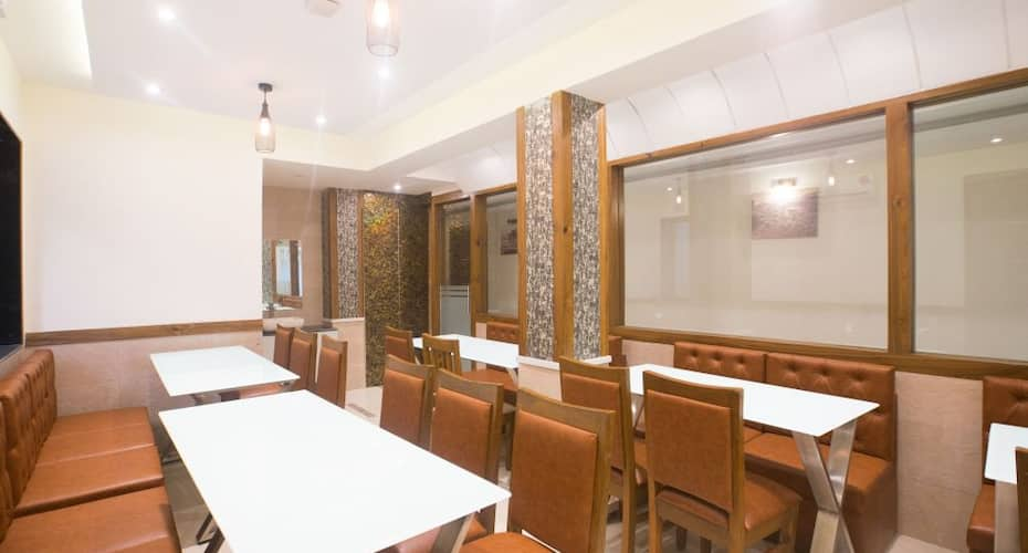 https://imgcld.yatra.com/ytimages/image/upload/t_hotel_yatra_details_desktop/v1507543993/Hotel/Mumbai/00096407/Dining_Area_(1)_pgRbGu.jpg