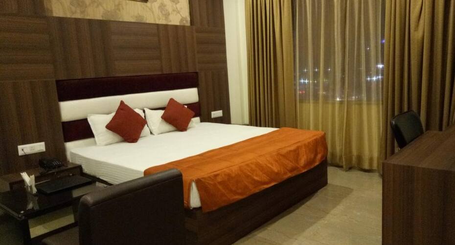 Hotel The Majestic Crown, Zirakpur 1