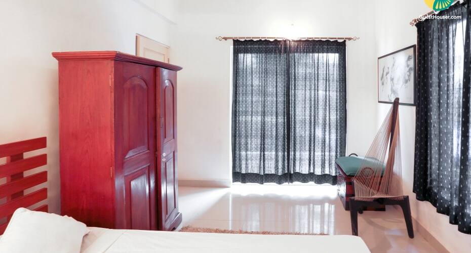 Single room in a vibrant apartment with an expansive pool, Goa 5