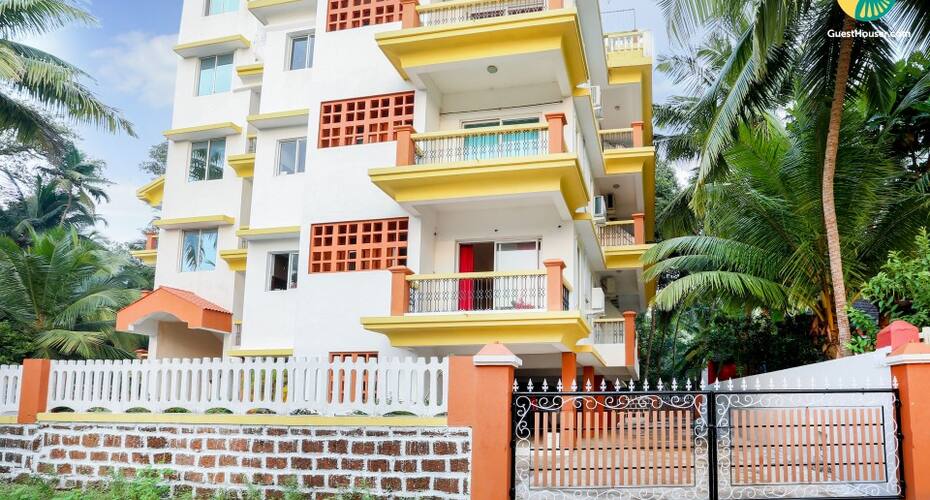 Single room in a vibrant apartment with an expansive pool, Goa 1
